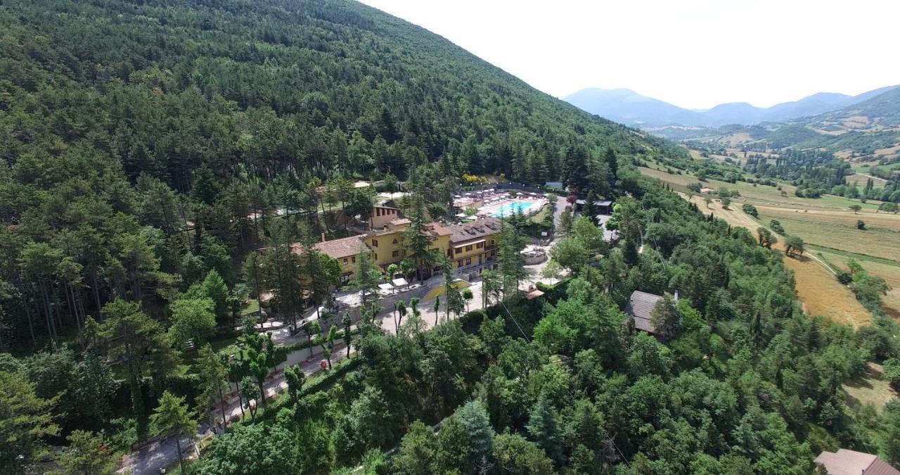 Hotel Pineta Ristorante Country House In Fabriano 캄포도니코 외부 사진