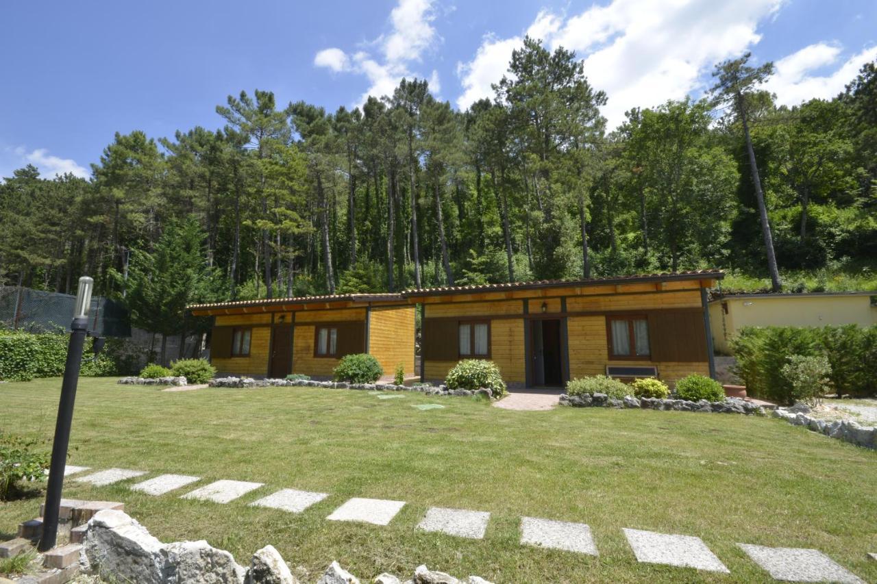 Hotel Pineta Ristorante Country House In Fabriano 캄포도니코 외부 사진