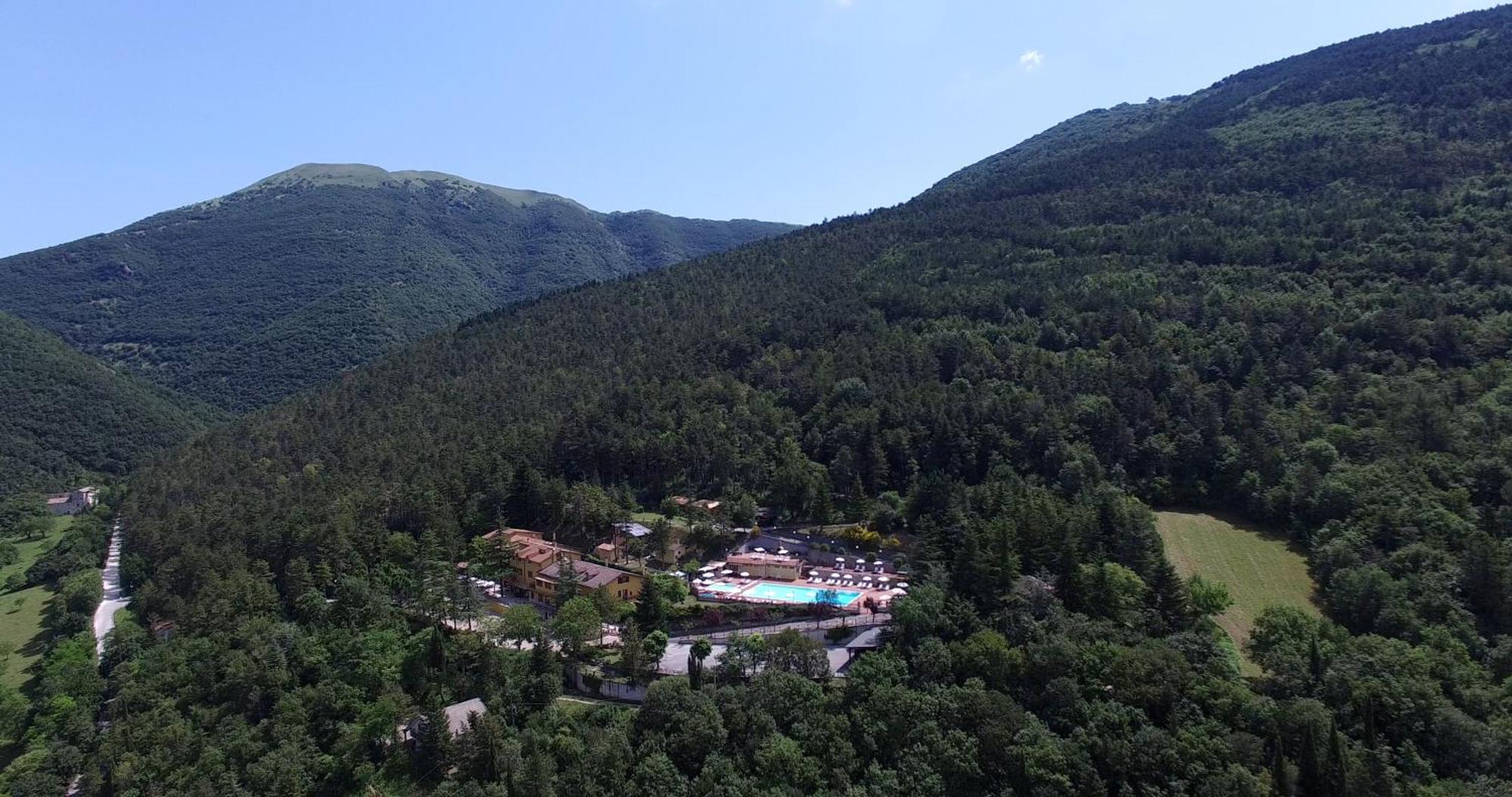 Hotel Pineta Ristorante Country House In Fabriano 캄포도니코 외부 사진