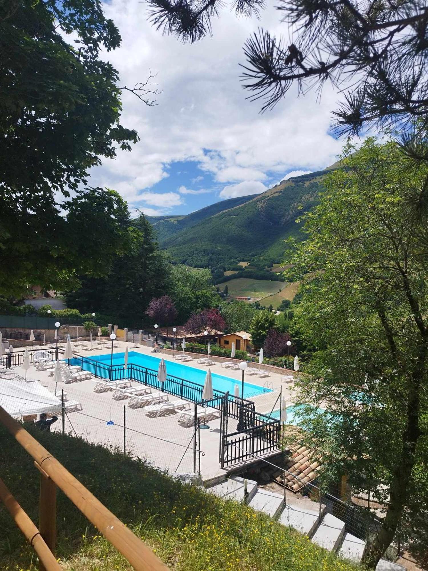Hotel Pineta Ristorante Country House In Fabriano 캄포도니코 외부 사진