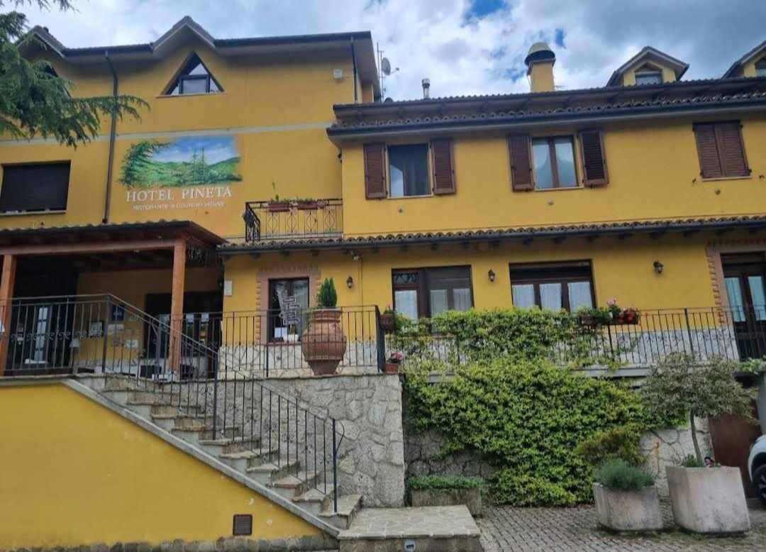 Hotel Pineta Ristorante Country House In Fabriano 캄포도니코 외부 사진