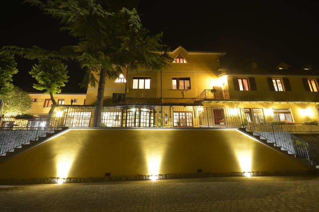Hotel Pineta Ristorante Country House In Fabriano 캄포도니코 외부 사진