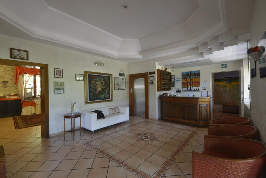 Hotel Pineta Ristorante Country House In Fabriano 캄포도니코 외부 사진