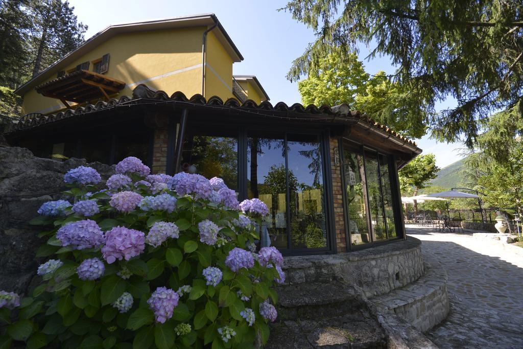 Hotel Pineta Ristorante Country House In Fabriano 캄포도니코 외부 사진