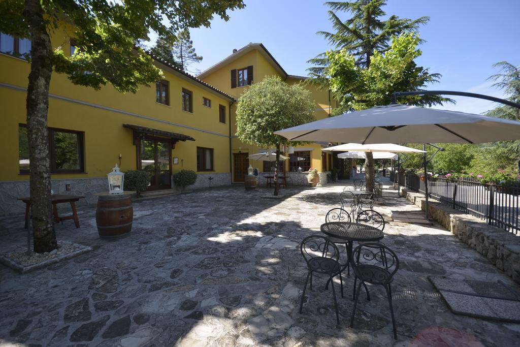 Hotel Pineta Ristorante Country House In Fabriano 캄포도니코 외부 사진